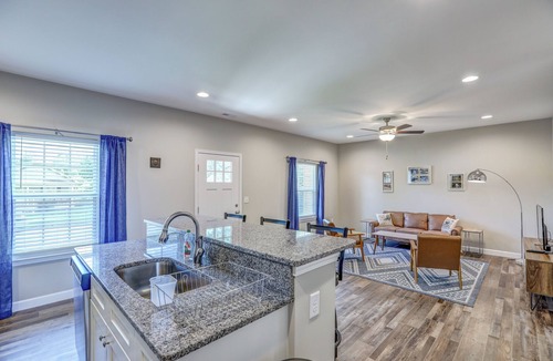 Johnson City House | Super-cute, 2022-built, 1 king BR/1 office house in Johnson City - WFH-friendly