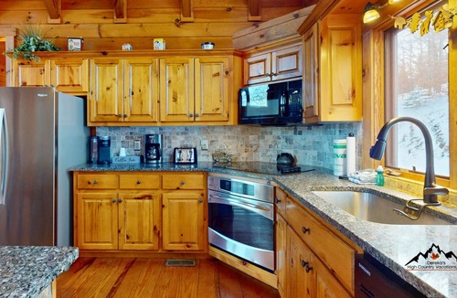 Sugar Mountain Cabin | Sweet Retreat Hot Tub, Fire Pit, Pet Friendly