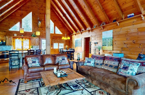 Sugar Mountain Cabin | Sweet Retreat Hot Tub, Fire Pit, Pet Friendly