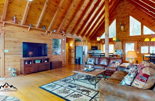 Sugar Mountain Cabin | Sweet Retreat Hot Tub, Fire Pit, Pet Friendly