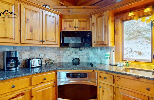 Sugar Mountain Cabin | Sweet Retreat Hot Tub, Fire Pit, Pet Friendly
