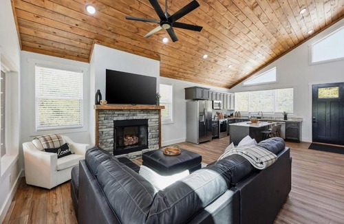 Rogers House | Sweet Rock Cabin - Romantic Sauna Views Hot Tub