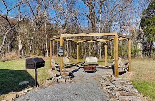Sevierville Cabin | Swinging S'mores by Jackson Mountain Rentals