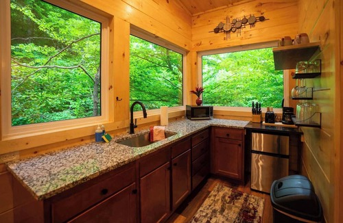 Stanton Cabin | Terrace Creek Retreat | Creekside Hot Tub Escape | 5 Min From Nada Tunnel!