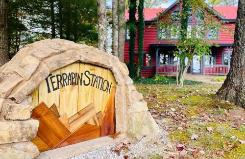 Rogers House | Terrapin Station - Valley View Hot Tub Game Room