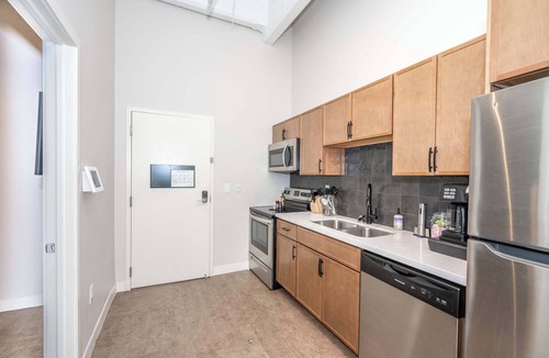 Central Business District Apartment | The 333 Suites 201 Stay for 6