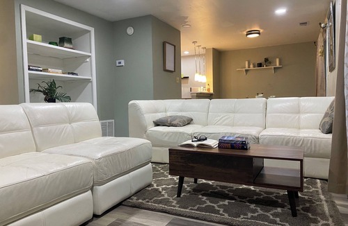 Frederick House | The Big Beautiful Townhouse with AC, WiFi in Frederick