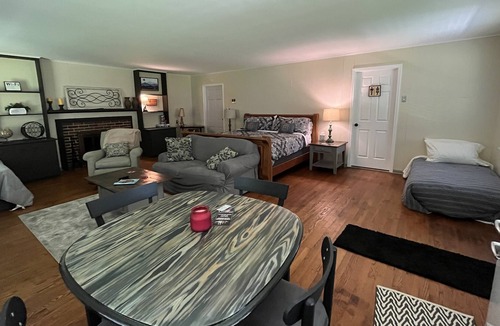 Damascus House | The Big Dam Room