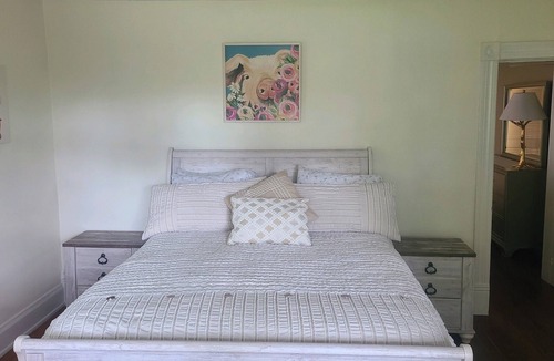 Dry Ridge House | The Bluebell Farmhouse/The Ark 8.6 miles/Walmart 3 miles/CLEAN!