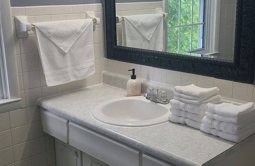 Dry Ridge House | The Bluebell Farmhouse/The Ark 8.6 miles/Walmart 3 miles/CLEAN!