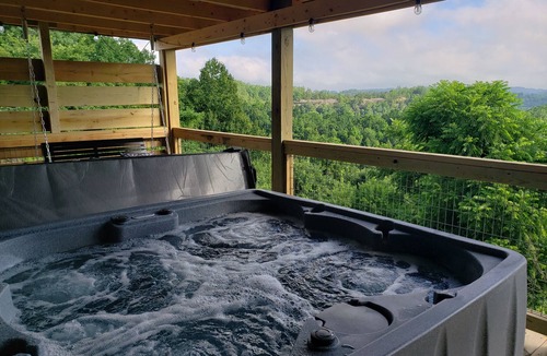 Frenchburg Cabin | The Bluff on Amos with Amazing views and Hot Tub