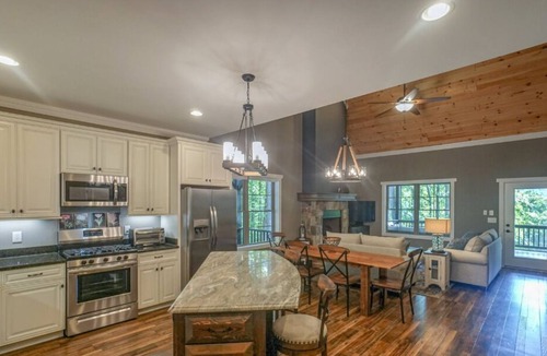 Frank House | The Boulders at Linville Falls Mountain Club - hot tub,screened porch, fire pit, Disc Golf