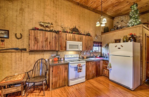 Florence Cabin | 'The Bovard Lodge' Rustic Cabin Near Ohio River!