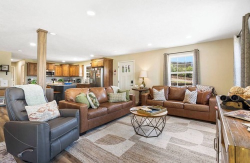 Omaha House | The Breakaway at Table Rock- Sauna, Hot Tub, Kayak, Full Upper and Lower Porches