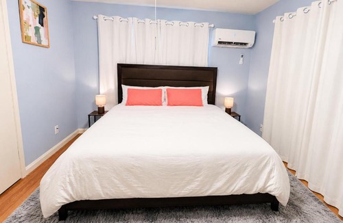 Glen Burnie House | The Charming Cozy 4BR, 2BA Getaway in Glen Burnie, Sleeps 9
