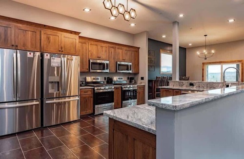 Swanton House | The Crooked Oak Lodge - Deep Creek Lake - Indoor Pool & Hot Tub
