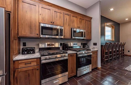 Swanton House | The Crooked Oak Lodge - Deep Creek Lake - Indoor Pool & Hot Tub