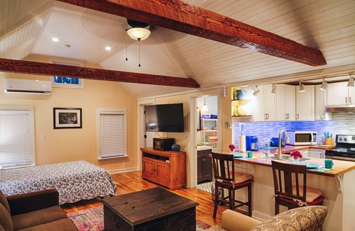 Jonesborough Cottage | The Eggplant Cottage in Jonesborough, Tennessee