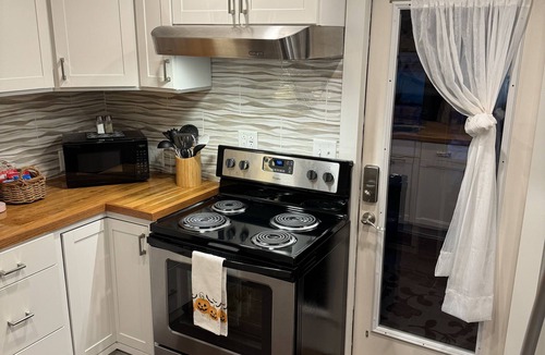 Jonesborough Cottage | The Eggplant Cottage - Walking distance to downtown historic Jonesborough!