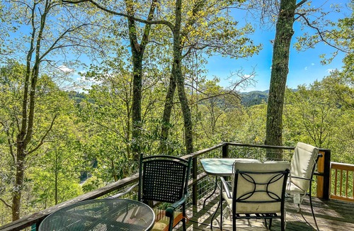 Fleetwood Ski Chalet | The Fox Den- 2BR/2BA w/River Views, Fireplace, &Fire Pit