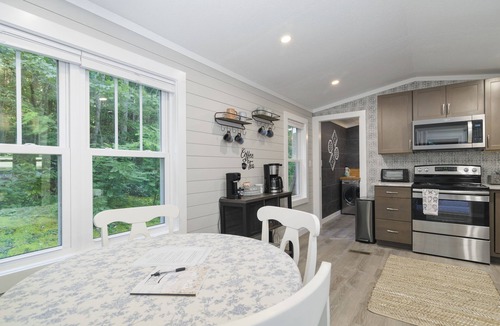Flat Rock Cottage | The Gala Getaway @ Backyard Apple Cottages