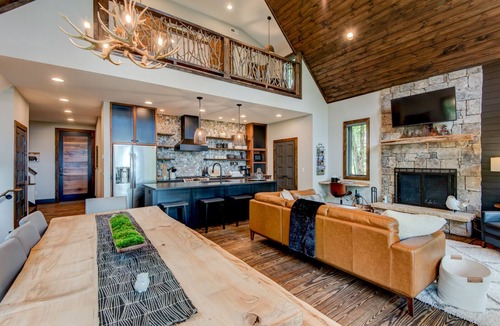 Banner Elk Cabin | The Guardian Bear Lodge - pet friendly in Eagles Nest, view, game room
