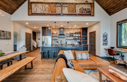 Banner Elk Cabin | The Guardian Bear Lodge - pet friendly in Eagles Nest, view, game room