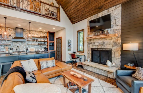 Banner Elk Cabin | The Guardian Bear Lodge - pet friendly in Eagles Nest, view, game room