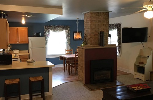Flat Rock Cottage | The Honeysuckle Cottage 2 bedroom 2 bath sleeps 5- Located in Flat Rock, NC