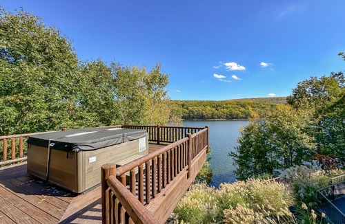 McHenry Resort | The Iconic Red Roof Lakefront Estate of Deep Creek Lake - 8BR Sleeps 20