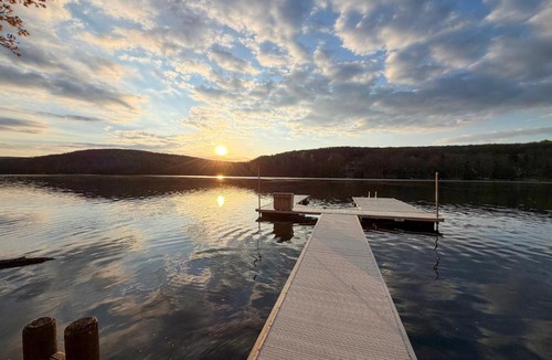 McHenry Resort | The Iconic Red Roof Lakefront Estate of Deep Creek Lake - 8BR Sleeps 20