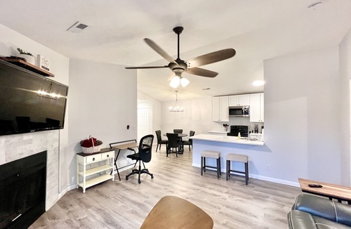 Kenwood Condo | The Kenwood Condo - Renovated 2 Bedroom/2 Bath