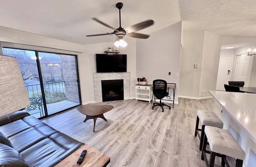 Kenwood Condo | The Kenwood Condo - Renovated 2 Bedroom/2 Bath