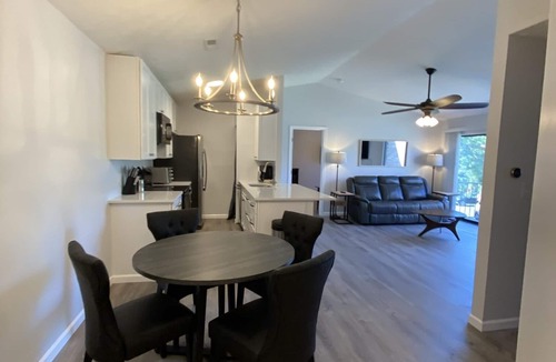 Kenwood Condo | The Kenwood Condo - Renovated 2 Bedroom/2 Bath