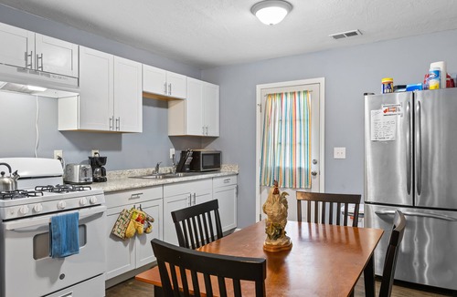 Stanton House | The Lazy Hiker l Cozy 2BR l 15 min to RRG l WI-FI