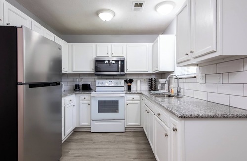 Lexington House | The Lexington Lux l Quaint & Cozy l Horse Park