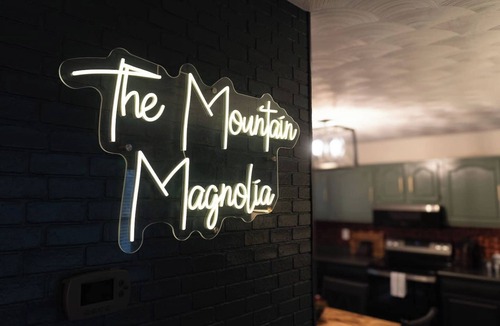 Beauty House | The Mountain Magnolia *Hot tub on private deck*
