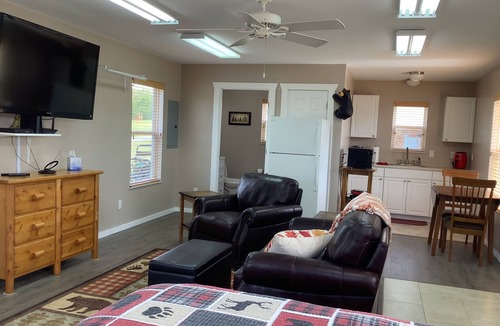 Seymour Cottage | THE NUT FARM 20 minutes to Pigeon Forge Sleeps 2/No animals/ No children