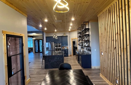 Jasper House | The Oslo + The Little Oslo Apt - 6 Kings + View + Hot Tub - Sleeps 27