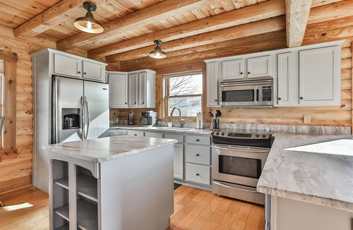 Shelbyville Cabin | The Rec Farm - Log Cabin, Private Lake, Hot Tub, Arcade,Pickle Barn, Sleeps 12+