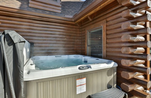 Shelbyville Cabin | The Rec Farm - Log Cabin, Private Lake, Hot Tub, Arcade,Pickle Barn, Sleeps 12+