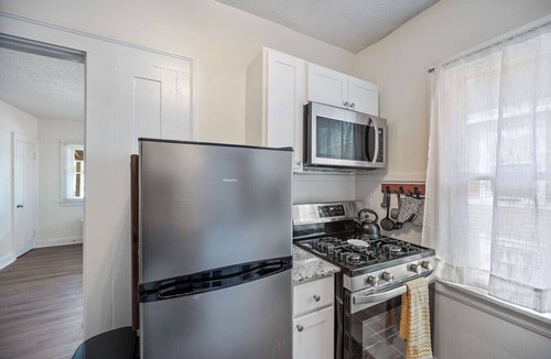 Roselawn Finance Apartment | The Retreat - Warm and Convenient Guest Suite