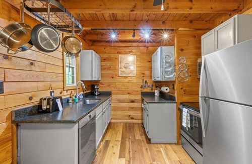 Pine Ridge Cabin | The Road`s End- Pet Friendly, Hot Tub, Firepit, Covered Deck