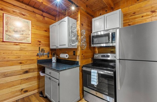 Pine Ridge Cabin | The Road`s End- Pet Friendly, Hot Tub, Firepit, Covered Deck