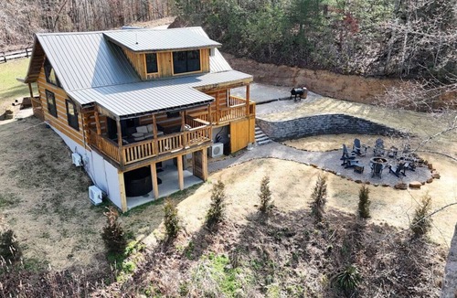 Rogers Cabin | The Rock House-Hot Tub, Karaoke, Firepit