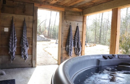 Rogers Cabin | The Rock House-Hot Tub, Karaoke, Firepit