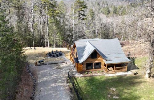 Rogers House | The Rock House-Hot Tub, Karaoke, WiFi, Firepit-LUX