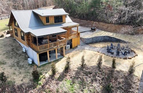 Rogers House | The Rock House-Hot Tub, Karaoke, WiFi, Firepit-LUX