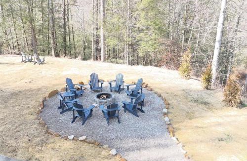 Rogers House | The Rock House-Hot Tub, Karaoke, WiFi, Firepit-LUX