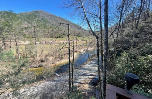 Mortimer Cabin | The Roost - A Pet Friendly, Creekside Mountain Cabin in the Heart of Adventure!